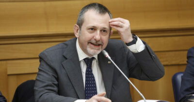 Copertina di Delmastro: “Certi magistrati parlano come mafiosi”. Rando (Pd): “Superato ogni limite, si dimetta”