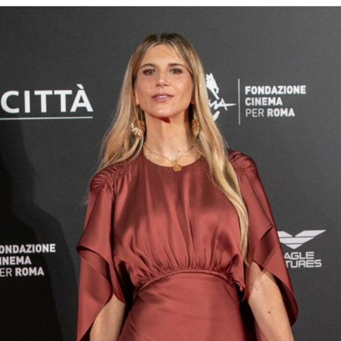 “Non riesco più a distinguere tra te e il cielo. In questo giorno io e la mamma abbiamo ricevuto un dono”: Nicoletta Romanoff e il ricordo del fratello Enzo, scomparso nel 1997