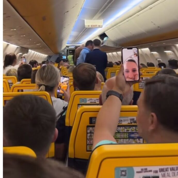 “Dava testate contro porte e finestrini, usava un linguaggio orribile anche verso lo staff di bordo. Era ubriaca”: aereo costretto ad atterraggio d’emergenza