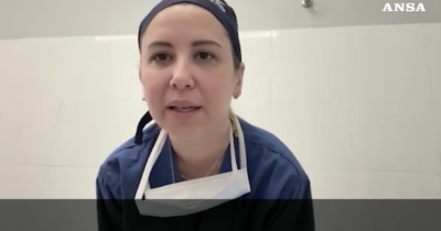 Copertina di “Bambini operati senza anestetici, spesso lavoriamo al buio”: il racconto della chirurga volontaria a Gaza