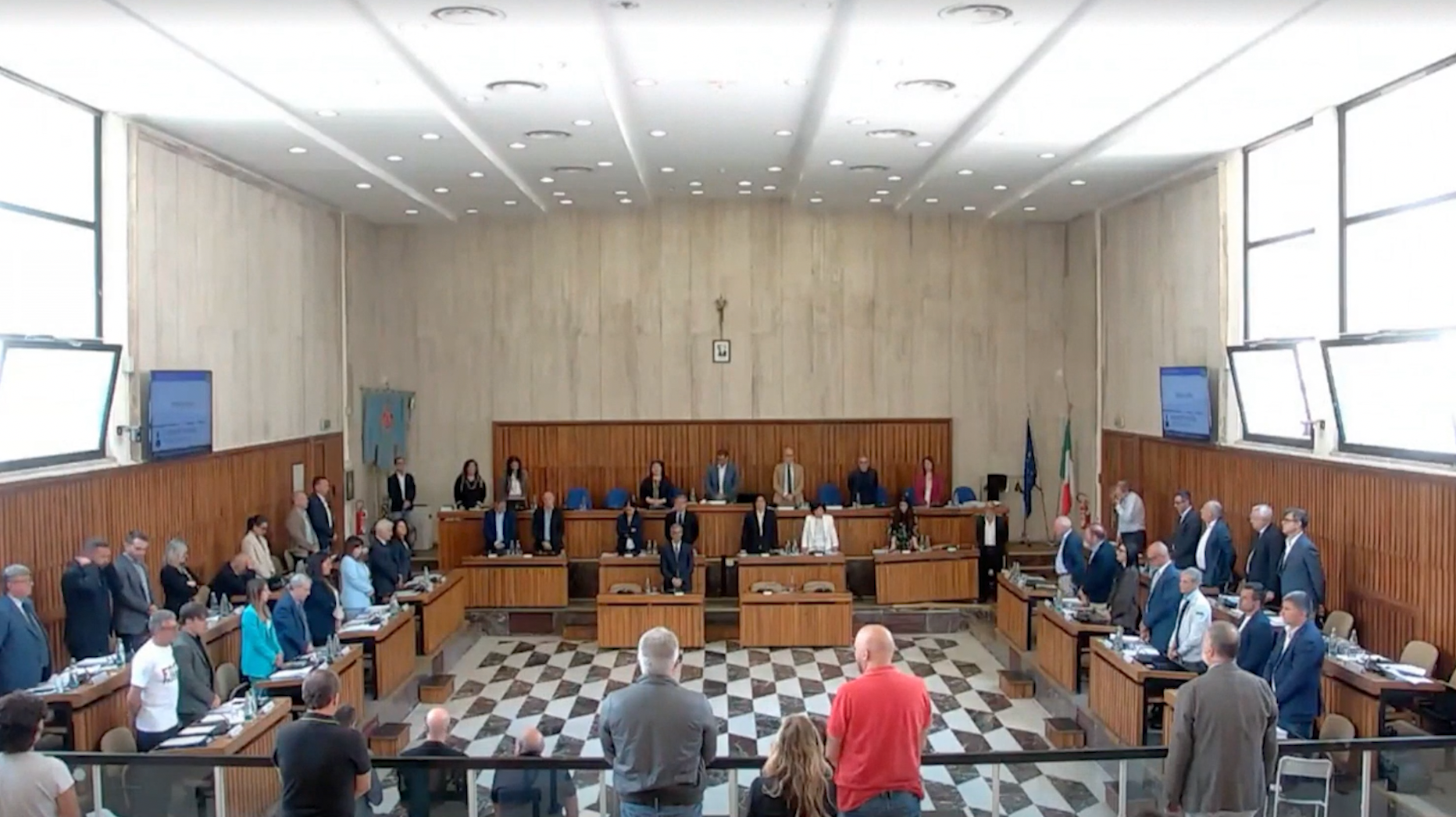 un minuto di silenzio per gaza la proposta del m5s in consiglio a brindisi e la maggioranza di centrodestra dice sì