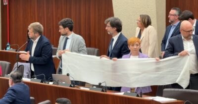 Copertina di Regione Lombardia, il Pd srotola lenzuola bianche per Gaza: “Anche la destra si schieri per la fine del massacro”