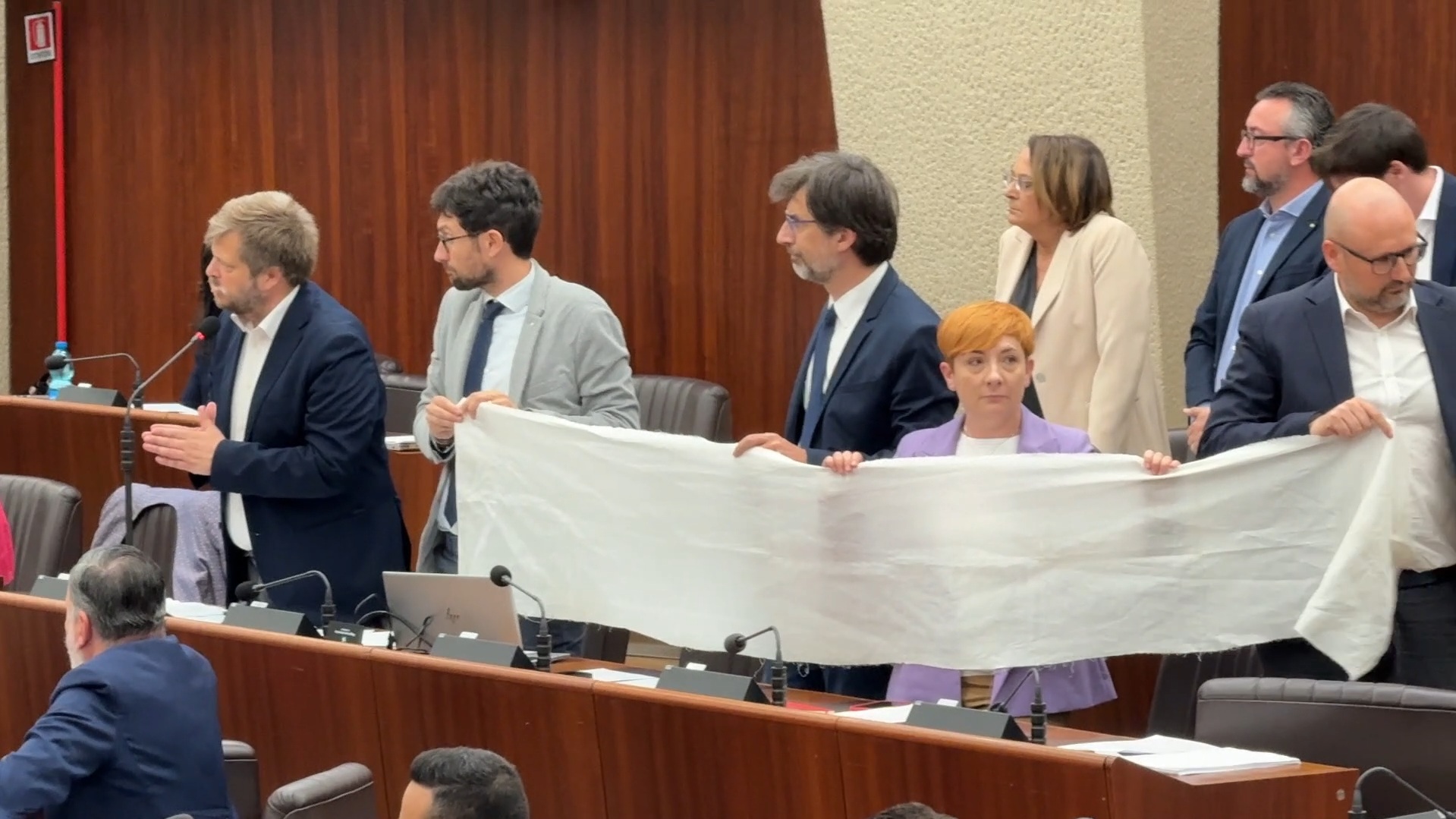 regione lombardia il pd srotola lenzuola bianche per gaza anche la destra si schieri per la fine del massacro da Ilfattoquotidiano.it regione lombardia il pd srotola lenzuola bianche per gaza anche la destra si schieri per la fine del massacro