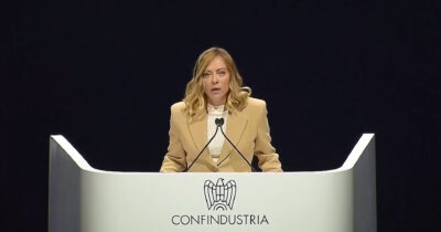 Copertina di Meloni a Confindustria: “Spendere soldi pubblici per tamponare il caro energia non è la soluzione”
