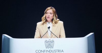 Copertina di Confindustria, Meloni non ha niente da offrire agli industriali e così se la prende con l'Ue