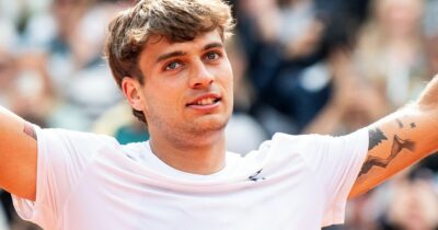 Copertina di Roland Garros live, i risultati | Arnaldi che rimonta, anche Cobolli ok. Zverev e Djokovic vincono, Medvedev fuori