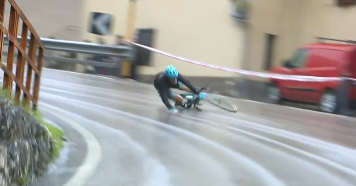 paura al giro d italia martinelli scivola in discesa e precipita in un dirupo è cosciente interviene l ambulanza da Ilfattoquotidiano.it paura al giro d italia martinelli scivola in discesa e precipita in un dirupo è cosciente interviene l ambulanza