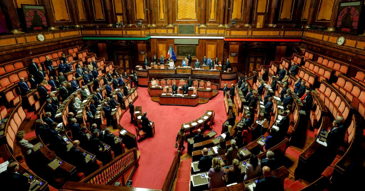 dl sicurezza il voto finale in senato protesta delle opposizioni vergogna la seduta viene sospesa