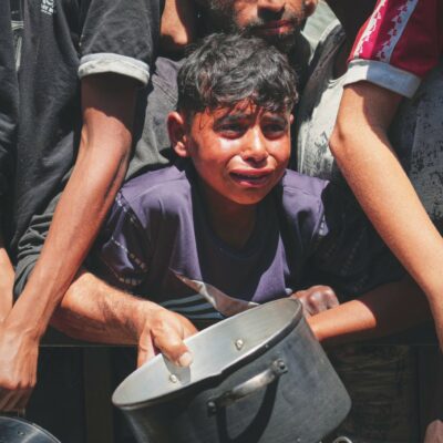 Copertina di Gaza, si spara sugli affamati. “Qui come nei ghetti di isolamento razzisti”