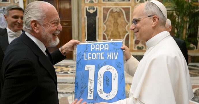 Il Papa riceve il Napoli: “Complimenti, il campionato lo vince la squadra”. Poi a De Laurentiis: “Attenti, lo sport rischia di perdere i valori”