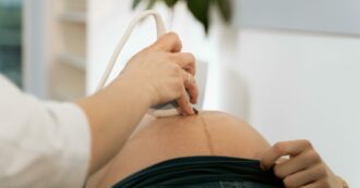 Lavoratrice licenziata durante la maternità: reintegrata, viene di nuovo cacciata quando interrompe la gravidanza