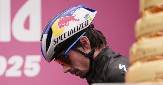 Giro d’Italia, Roglic costretto al ritiro dopo l’ennesima caduta: crolla anche Ayuso