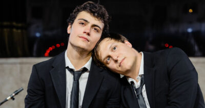 Copertina di “La vita insieme sarebbe affrontabile mentre tutto il mondo fuori collassa”: il sogno o la soluzione di “Come nei giorni migliori” per un’esistenza migliore