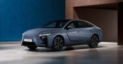 Copertina di Lexus ES, la nuova generazione della berlina giapponese diventa un po’ crossover – FOTO