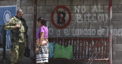 Copertina di El Salvador, naufraga l'esperimento bitcoin. Il Fmi chiede lo smantellamento del wallet statale