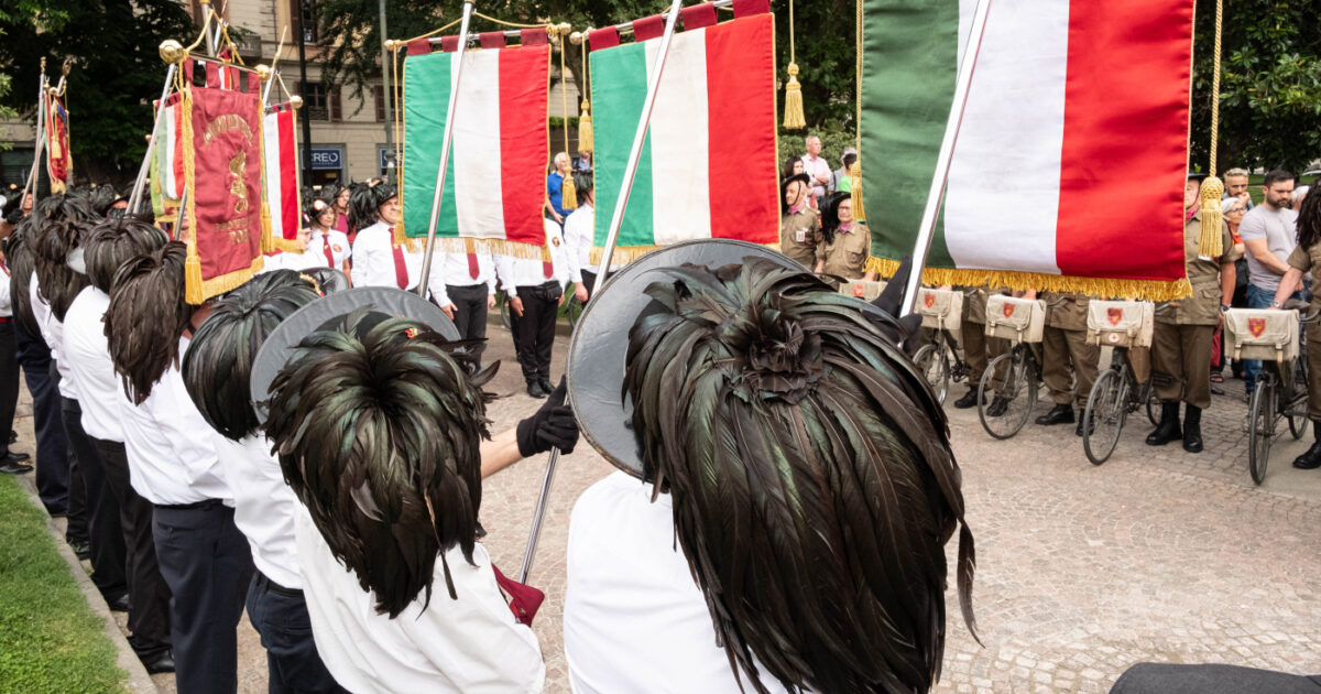 La protesta dei docenti di un liceo di Magenta: “Il ministero vuole i bersaglieri nelle scuole, diciamo no” La protesta dei docenti di un liceo di Magenta: “Il ministero vuole i bersaglieri nelle scuole, diciamo no”