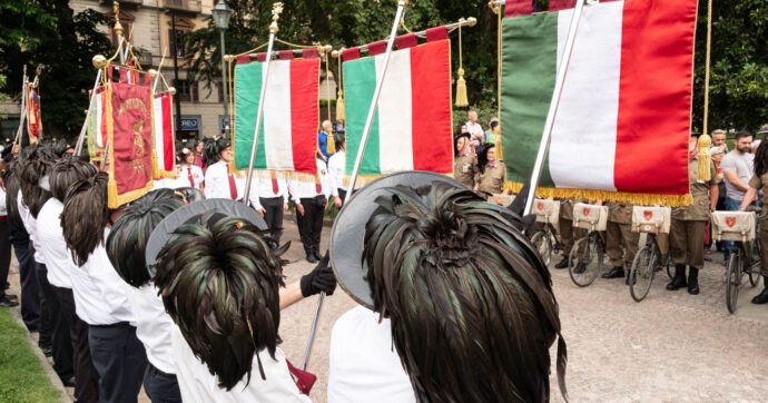 La protesta dei docenti di un liceo di Magenta: “Il ministero vuole i bersaglieri nelle scuole, diciamo no”