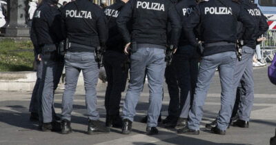 Copertina di Il Consiglio d’Europa sull’Italia: “Serve studio su razzismo nelle forze dell’ordine”. Meloni: “Vergogna”. Mattarella invita il capo della polizia