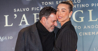 Copertina di “Per mia moglie Silvia Salis vendo la casa di Roma. Farò più smart working e il papà di nostro figlio Eugenio. Lei madre instancabile”: parla il regista Fausto Brizzi