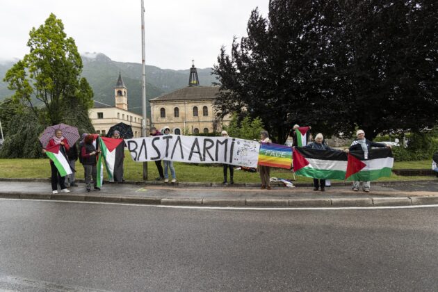 basta armi e bandiera della palestina al giro d italia identificati qualcuno ha chiesto ai volontari del servizio gara di toglierli loro si sono rifiutati