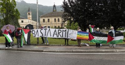 Copertina di “Basta armi” e bandiera della Palestina al Giro d’Italia: identificati. “Qualcuno ha chiesto ai volontari del servizio gara di toglierli: loro si sono rifiutati”