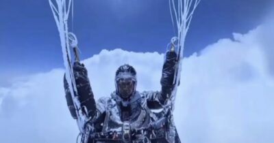 Copertina di Risucchiato da una nuvola a quasi 8.600 metri, parapendista è salvo per miracolo: “Incredibile come sia potuto sopravvivere a -40°C tra ipossia e gelo”
