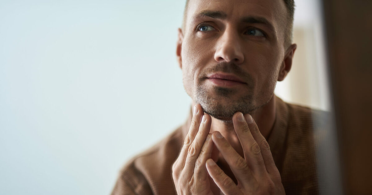 “La pelle maschile è diversa, attenzione a non fare questi errori”: ecco perché anche gli uomini dovrebbero iniziare a usare una skincare. I consigli dell’esperto