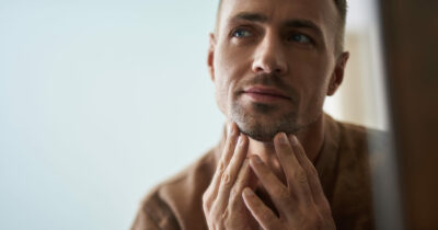 Copertina di “La pelle maschile è diversa, attenzione a non fare questi errori”: ecco perché anche gli uomini dovrebbero iniziare a usare una skincare. I consigli dell’esperto