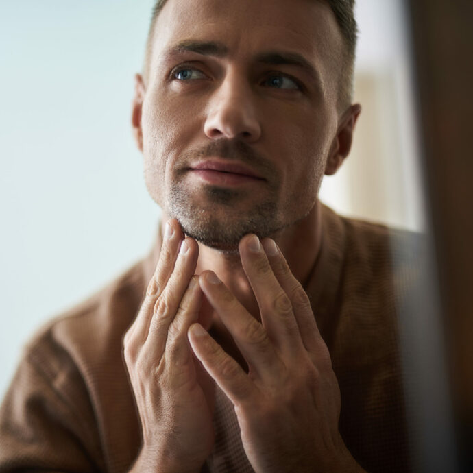 “La pelle maschile è diversa, attenzione a non fare questi errori”: ecco perché anche gli uomini dovrebbero iniziare a usare una skincare. I consigli dell’esperto