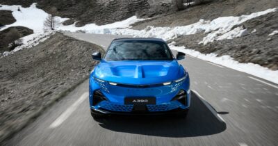 Copertina di Alpine A390, debutta la prima fastback elettrica a cinque posti del marchio francese – FOTO