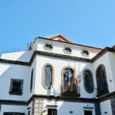 Copertina di ‘Sistema Sorrento’, il ministro Piantedosi salva le elezioni: solo prescrizioni, non ci sarà scioglimento per camorra