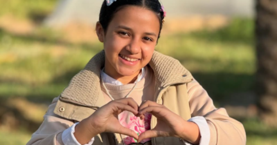 Copertina di Yaqeen Hammad, la più giovane influencer di Gaza uccisa dalle bombe israeliane. “Usava i social per aiutare gli altri”