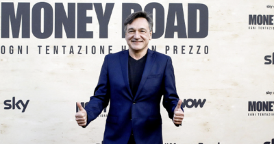 Copertina di Fabio Caressa: “La mia tentazione? La mattina schivo i dolci di mia moglie Benedetta Parodi. Impossibile fare il pronostico PSG-Inter. Li sbaglio tutti”