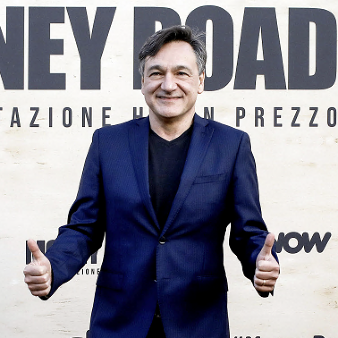 “La mia tentazione? La mattina schivo i dolci di mia moglie Benedetta Parodi. Impossibile fare il pronostico PSG-Inter. Li sbaglio tutti”: così Fabio Caressa