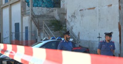 Copertina di Martina Carbonaro, l’edificio abbandonato in cui è stato trovato il corpo della 14enne: i carabinieri sul posto – Video