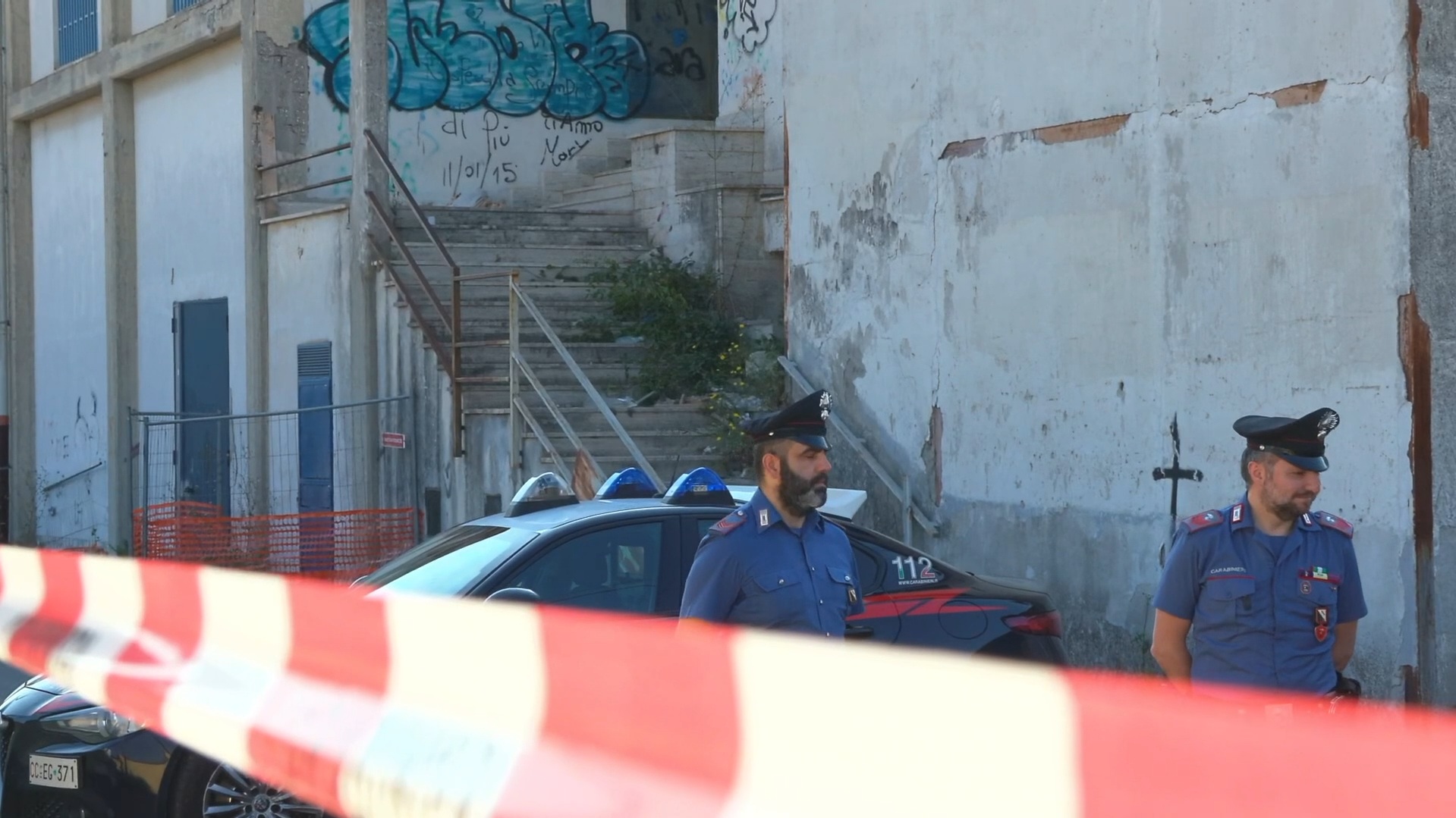 martina carbonaro l edificio abbandonato in cui è stato trovato il corpo della 14enne i carabinieri sul posto – video
