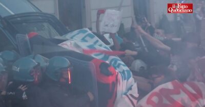Copertina di Napoli, scontri al corteo contro il vertice Nato: i manifestanti provano a forzare il blocco della polizia – Video