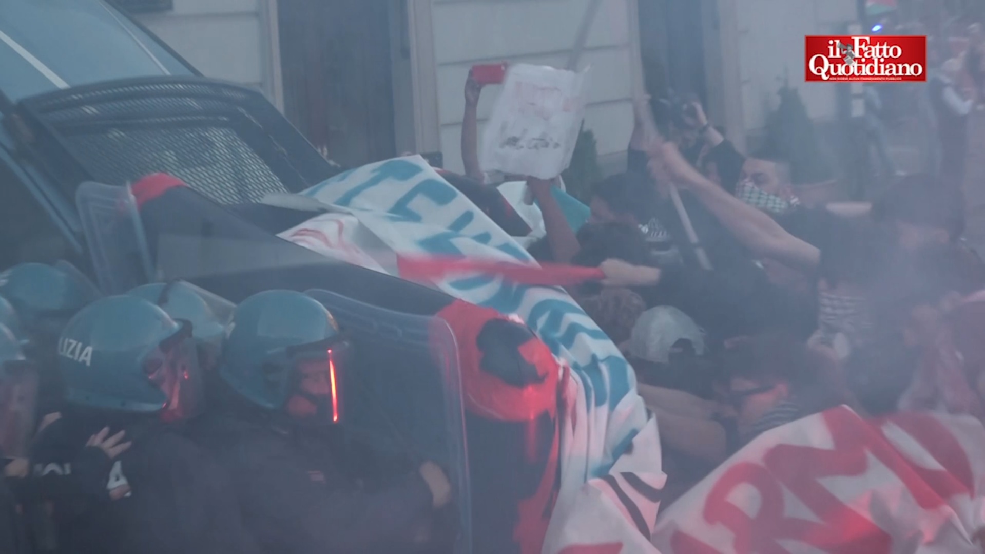napoli scontri al corteo contro il vertice nato i manifestanti provano a forzare il blocco della polizia 8211 video