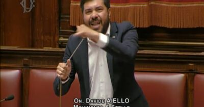 Copertina di “Se non volete ascoltare, andatevene a casa”: il deputato del M5s sbotta e scoppia la bagarre in Aula – Video
