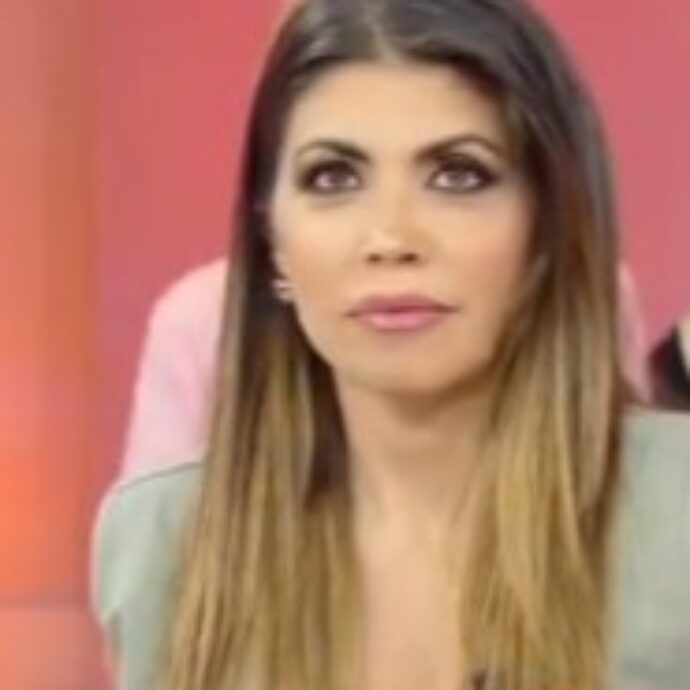 “Mio marito Enrico Brignano peggior baciatore? Anche per lui fu faticoso baciare Lunetta Savino, aveva le ciocie e il mollettone… A Belve uscita infelice”: parla Flora Canto