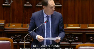 Copertina di Ciriani in Aula: “Memorandum Italia-Israele da revocare? Strumento di dialogo, vanno usati tutti i canali per la pace”