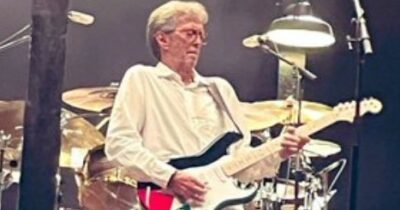 Copertina di Eric Clapton suona a Milano con una chitarra con i colori della Palestina. “La canzone Blue Dust è per Gaza”: la sua intervista del 2024