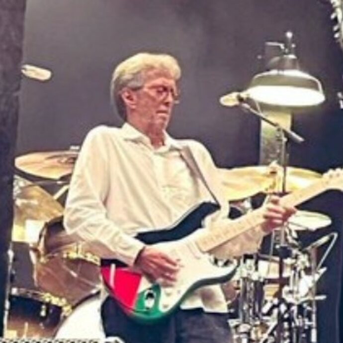 Eric Clapton suona a Milano con una chitarra con i colori della Palestina. “La canzone Blue Dust è per Gaza”: la sua intervista del 2024
