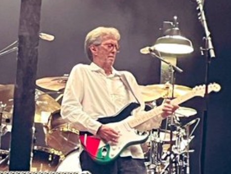 Eric Clapton suona a Milano con una chitarra con i colori della Palestina. “La canzone Blue Dust è per Gaza”: la sua intervista del 2024