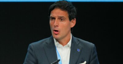 Copertina di Emissioni nette di gas a effetto serra, l’Ue: “Sulla buona strada per riduzione del 54% per il 2030”