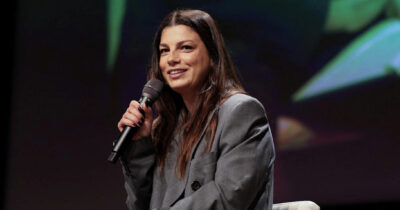 Copertina di “Ragazze fate check-up, ribaltatevi come dei calzini e fate dei controlli. La rabbia mi ha spinto a dire al tumore ‘non puoi vincere tu'”: l’invito di Emma