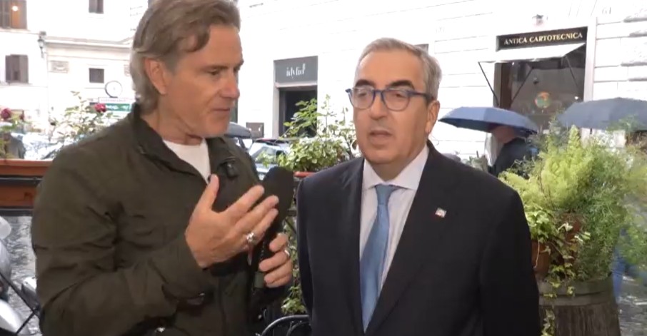 “Il vero ‘pacco’ lo fanno agli italiani… La gente deve sapere che con i soldi non si scherza”: Maurizio Gasparri contro Affari Tuoi