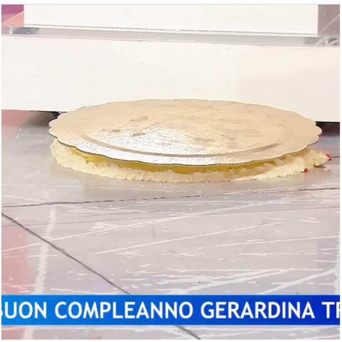 La torta di compleanno per Gerardina Trovato finisce in mille pezzi a “La volta buona” – IL VIDEO