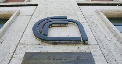 Copertina di Cnr senza guida, Bernini: “I nomi a breve”. Allarme scienza: la politica vuole il controllo