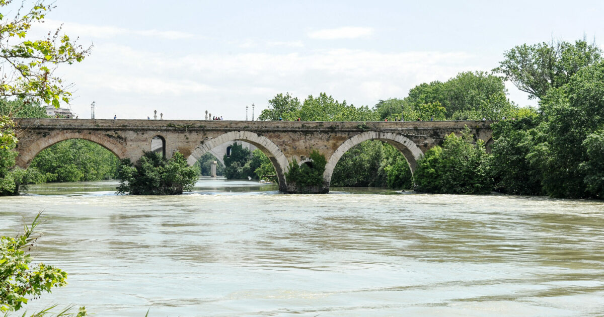 il cadavere di una donna 232 affiorato dal fiume tevere era in un avanzato stato di decomposizione